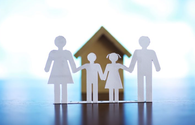 5 Claves legales en Derecho de Familia Alcoy: mazo de juez sobre mesa con libro de leyes y figuras de madera que representan la unidad familiar.