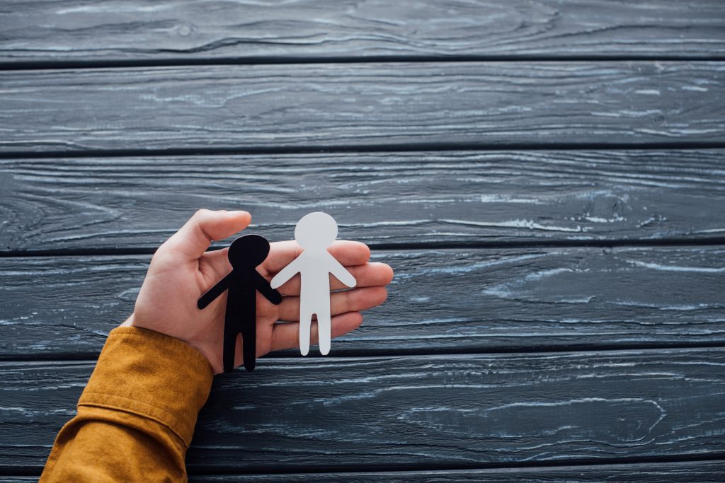 5 Claves legales en Derecho de Familia Alicante: mazo de juez sobre mesa con libro de leyes y figuras de madera que representan la unidad familiar.