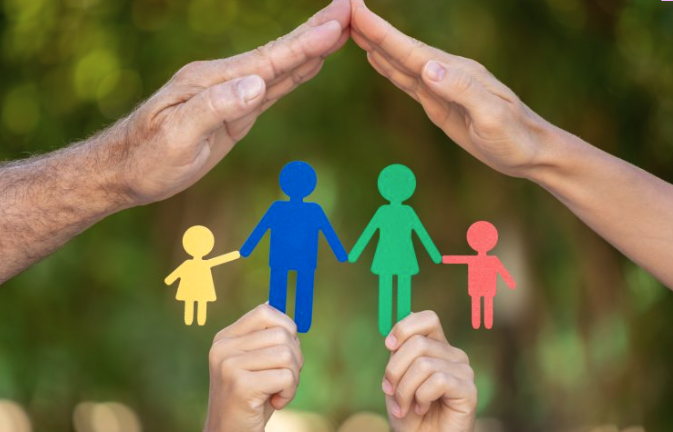 5 Claves legales en Derecho de Familia Denia: mazo de juez sobre mesa con libro de leyes y figuras de madera que representan la unidad familiar.