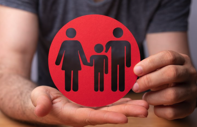 5 Claves legales en Derecho de Familia Elda: mazo de juez sobre mesa con libro de leyes y figuras de madera que representan la unidad familiar.