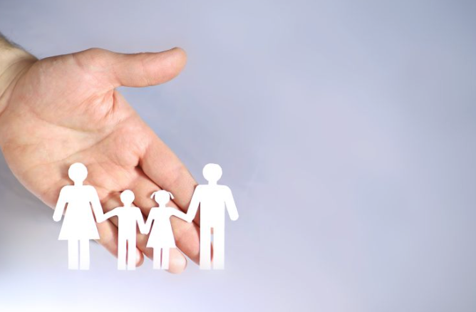5 Claves legales en Derecho de Familia San Vicente: mazo de juez sobre mesa con libro de leyes y figuras de madera que representan la unidad familiar.